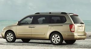 Sleek Hyundai Entourage On A Picturesque Journey Wallpaper