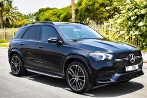 Sleek Mercedes Benz Gle-class In Urban Setting Wallpaper