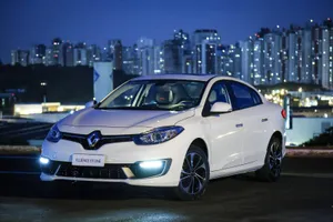 Sleek Renault Fluence In Motion Wallpaper