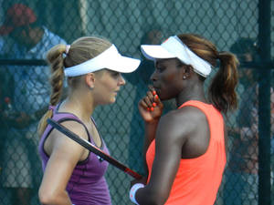 Sloane Stephens Talking To A Woman Wallpaper