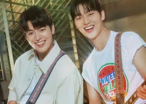 Smiling Duo Summer Vibes Wallpaper