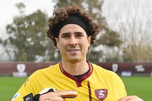 Smiling Goalkeeperwith Headband Wallpaper