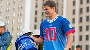 Smiling Manin Number10 Jersey Wallpaper