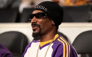 Snoop Dogg During A Lakers Game Wallpaper