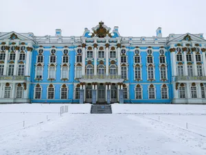 Snowy Front Of Catherine Palace Wallpaper