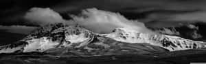 Snowy_ Mountain_ Peaks_ Black_and_ White_ Panorama Wallpaper