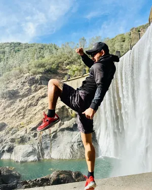 Song Yadong Training At Lake Clementine Wallpaper