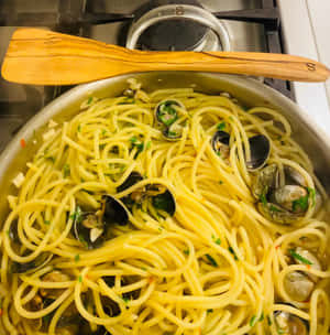 Spaghetti Alla Vongole In A Casserole Wallpaper