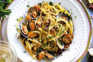Spaghetti Alla Vongole On Embossed Dot Plate Wallpaper
