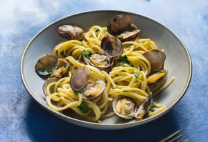 Spaghetti Alla Vongole On Gray Bowl Wallpaper