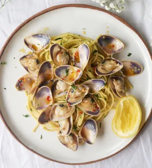 Spaghetti Alla Vongole With Sliced Lemon Wallpaper