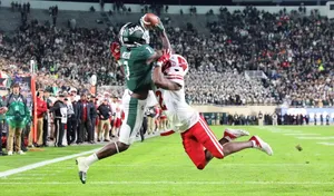 Spectacular Catch Football Game Wallpaper