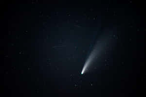 Spectacular Comet Lighting Up The Night Sky Wallpaper