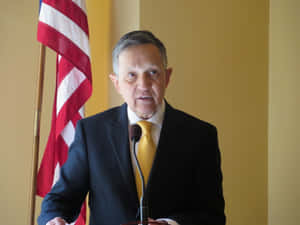 Speech Delivery Of Dennis Kucinich Wallpaper