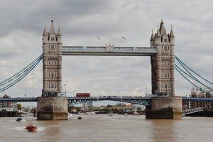 Speed Boats Under Tower Bridge Wallpaper