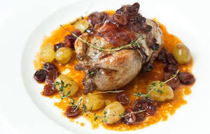 Splendid Roasted Quail Served With Green Grapes And Raisins Wallpaper
