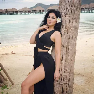 Sssniperwolf Beach Pictorial Wallpaper