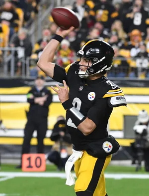 Steelers Quarterback Throwing Football Wallpaper