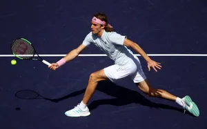 Stefanos Tsitsipas Leg Stretched Wallpaper