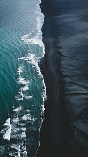 Step Onto Black Sand Beach For A Relaxing Hawaiian Getaway Wallpaper