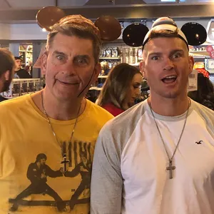 Stephen Thompson Demonstrating A Roundhouse Kick Wallpaper