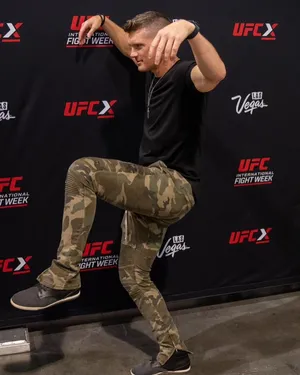 Stephen Thompson Preparing For A Fight In The Ring. Wallpaper