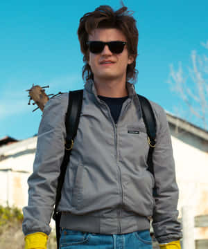 Steve Harrington Cool Sunglasses Wallpaper