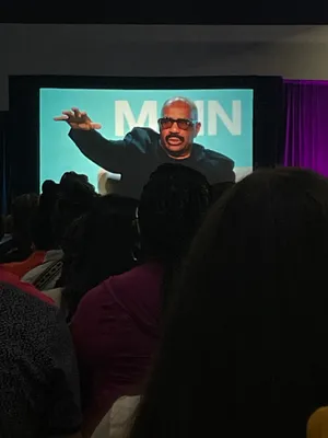 Steve Harvey On Tv Wearing Sunglasses Wallpaper