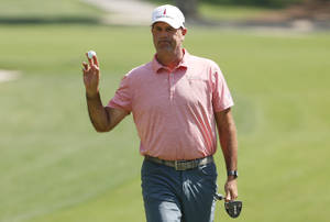 Stewart Cink Gliding Across The Green Wallpaper