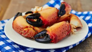 Stone Crab Claws Plated Wallpaper