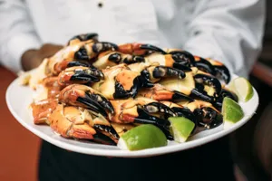 Stone Crab Claws Served With Lime Wedges Wallpaper