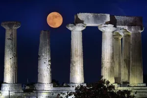 Strawberry Moon Over Ancient Columns2019 Wallpaper
