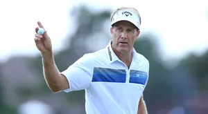 Stuart Appleby Holds A Golf Ball Wallpaper