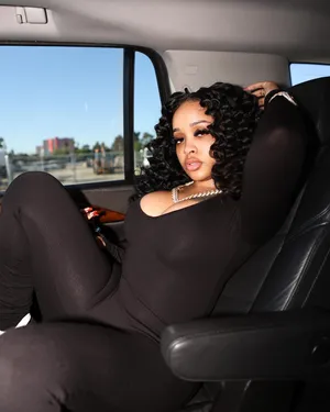 Stunna Girl Posingin Car Wallpaper