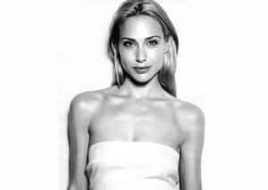 Stunning Claire Forlani Posing In An Elegant White Dress Wallpaper