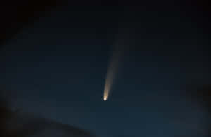 Stunning Comet In Night Sky Wallpaper