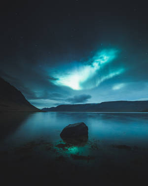 Stunning Dim Night Northern Lights Wallpaper