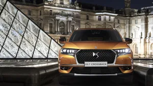 Stunning Ds 7 Crossback E-tense In Luminary Lighting Wallpaper