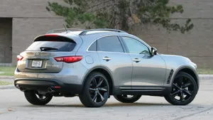 Stunning Infiniti Qx70 In Vibrant City Surroundings Wallpaper