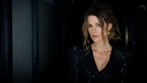 Stunning Kate Beckinsale In Black Dress Wallpaper