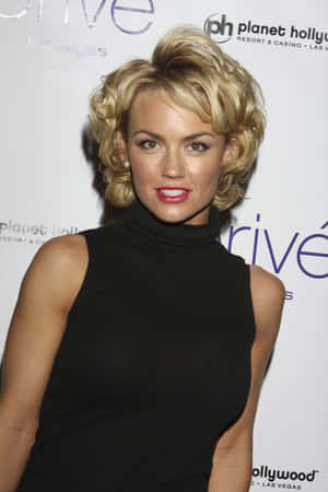 Stunning Kelly Carlson In A Relaxed Photoshoot Pose. Wallpaper
