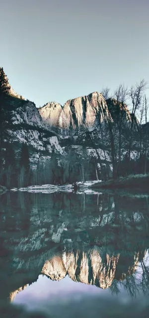 Stunning Lake Overlooking The Brisk Mountains Wallpaper