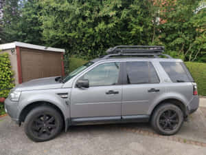 Stunning Land Rover Freelander Off-roading Adventure Wallpaper