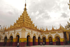 Stunning Mahamuni Buddha Temple In Mandalay Wallpaper