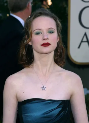 Stunning Portrait Of Thora Birch Wallpaper