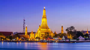 Stunning View Of Wat Arun Wallpaper