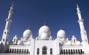 Stunning White Mosque Of Kazan Under A Clear Sky Wallpaper