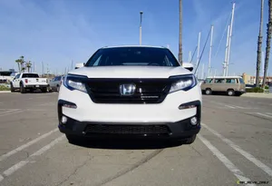 Stylish And Versatile 2022 Honda Pilot On The Road Wallpaper