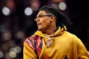 Stylish Athletein Yellow Hoodie Wallpaper