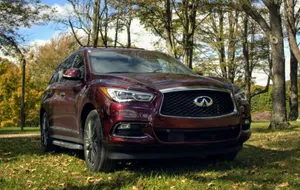 Stylish Infiniti Qx60 On The Road Wallpaper